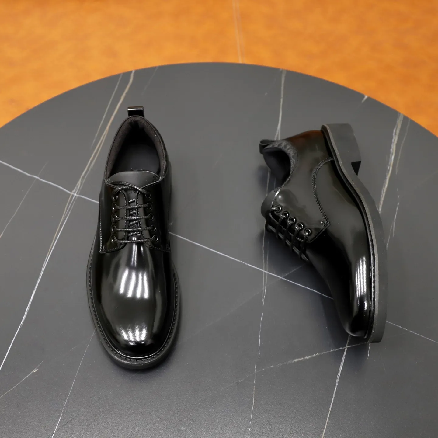 Factory price: 640💰Top original order Brand: Dior DIOR Standard code: Men's size 39-44 (38/45/can be customized) Grade: Same style as the official website Original order quality Material: Original cowhide Water-dyed cowhide lining Original distinguished outsole Style category: Men's fashionable casual leather shoes Distinguished big-name luxury elements top luxury Color: Color of the actual picture